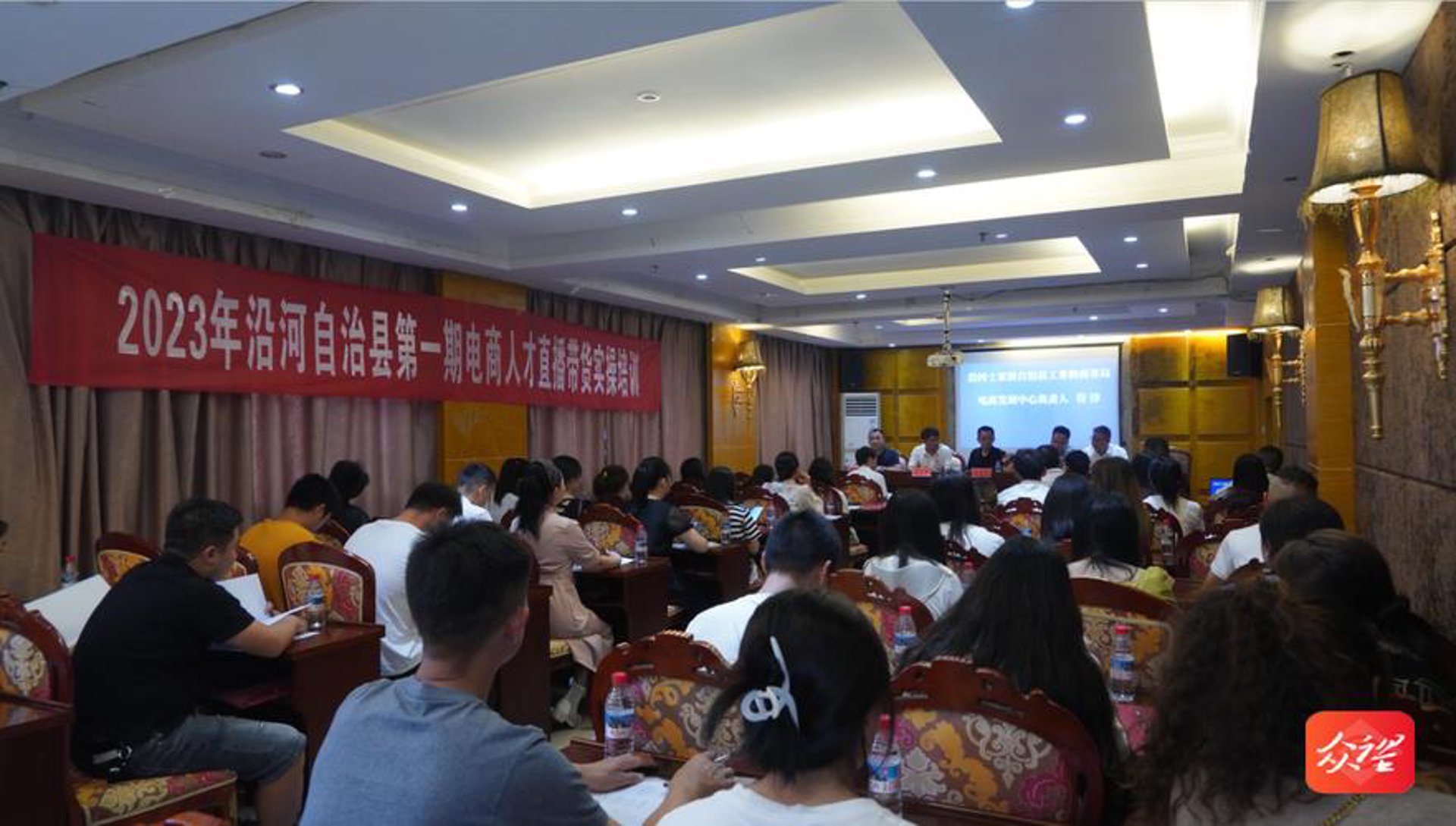 电商行业:肘岚模式引领潮流变革